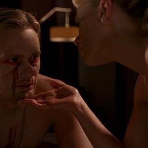 Il vampiro Eric (Alexander Skarsgård) in lacrime consolato da Sookie (Anna Paquin) in una scena dell'episodio 'New World In My View' della serie True Blood