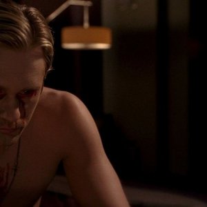 Il vampiro Eric (Alexander Skarsgård) piange per la morte del suo creatore Godric in una scena dell'episodio 'New World In My View' della serie True Blood