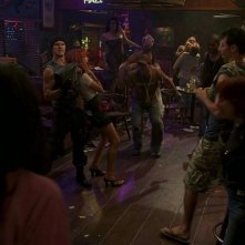 Jason (Ryan Kwanten) prende in ostaggio Arlene (Carrie Preston) in una scena dell'episodio 'New World In My View' della serie True Blood