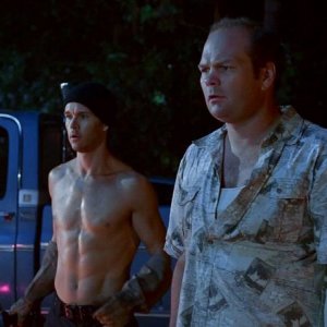 Jason Stackhouse (Ryan Kwanten) e Andy Bellefleur (Chris Bauer) in una scena dell'episodio 'New World In My View' della serie True Blood