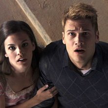 Krista Allen e Nick Zano in una scena del film The Final Destination