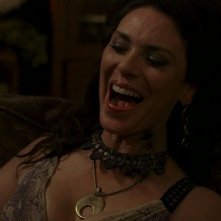 La menade Maryann (Michelle Forbes) in una scena dell'episodio 'New World In My View' della serie True Blood