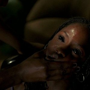 La posseduta Tara (Rutina Wesley) in una scena dell'episodio 'New World In My View' della serie True Blood