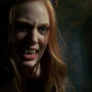 La vampira Jessica (Deborah Ann Woll) sfodera le zanne per mettere a tacere sua suocera in una scena dell'episodio 'New World In My View' della serie True Blood