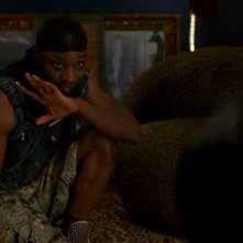 Lafayette (Nelsan Ellis) dà il 'bentornata' a Tara in una scena dell'episodio 'New World In My View' della serie True Blood