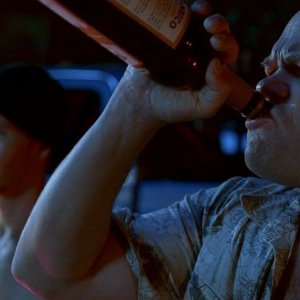Nel delirio di Bon Temps, Andy Bellefleur (Chris Bauer) non può far altro che bere nell'episodio 'New World In My View' della serie True Blood