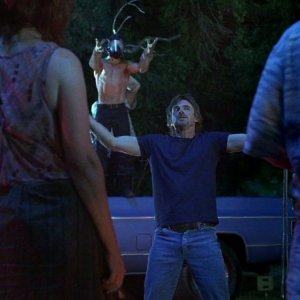 Sam Merlotte (Sam Trammell) chiede al 'Dio' Jason (Ryan Kwanten) di essere punito in una scena dell'episodio 'New World In My View' della serie True Blood