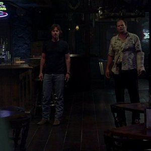 Sam Merlotte (Sam Trammell) e il detective Andy Bellefleur (Chris Bauer) in una scena dell'episodio 'New World In My View' della serie True Blood