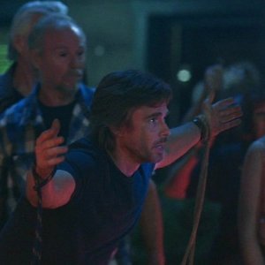 Sam Merlotte (Sam Trammell) si offre al 'Dio' Jason in una scena dell'episodio 'New World In My View' della serie True Blood