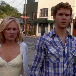 Sookie (Anna Paquin) e Jason (Ryan Kwanten) di ritorno a Bon Temps in una scena dell'episodio 'New World In My View' della serie True Blood