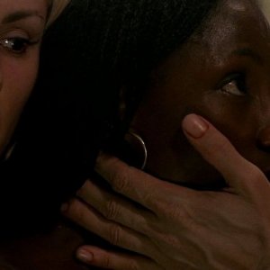 Sookie (Anna Paquin) e Tara (Rutina Wesley) finalmente tornata in sé in una scena dell'episodio 'New World In My View' della serie True Blood