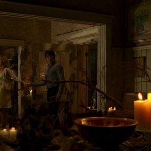 Sookie (Anna Paquin) scopre la sua casa distrutta insieme al vampiro Bill (Stephen Moyer) in una scena dell'episodio 'New World In My View' della serie True Blood