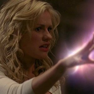 Sookie Stackhouse (Anna Paquin) si rende conto che i suoi poteri vanno ben al di là della telepatia in una scena dell'episodio 'New World In My View' della serie True Blood