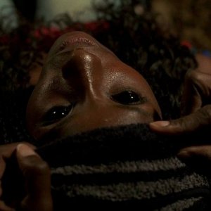 Tara (Rutina Wesley) ancora vittima dei poteri di Maryann in una scena dell'episodio 'New World In My View' della serie True Blood