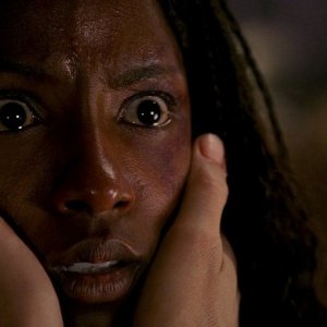 Tara (Rutina Wesley) torna in sé in una scena dell'episodio 'New World In My View' della serie True Blood