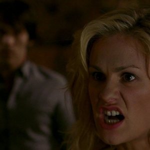 Un'arrabbiatissima Sookie (Anna Paquin) in una scena dell'episodio 'New World In My View' della serie True Blood