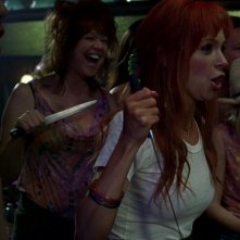 Un'indiavolata Arlene (Carrie Preston) in una scena dell'episodio 'New World In My View' della serie True Blood