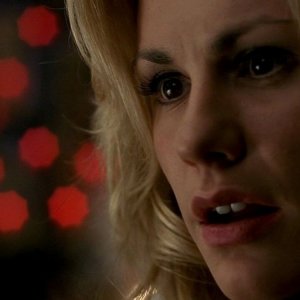 Un primo piano di Sookie (Anna Paquin) in una scena dell'episodio 'New World In My View' della serie True Blood