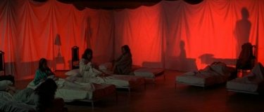 Una suggestiva scena del film Suspiria diretto da Dario Argento