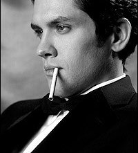 L'attore Neal Bledsoe in versione 'glamour'