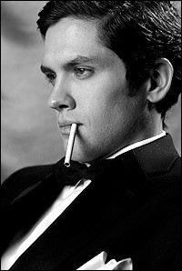 L'attore Neal Bledsoe in versione 'glamour'