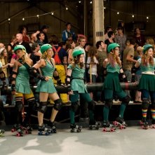 La squadra di pattinaggio di Whip It! al completo