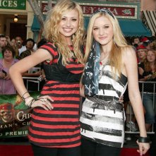 Le sorelle Alyson e Amanda Joy Michalka alla premiere del film 'Pirati dei Caraibi - La maledizione del forziere fantasma' nel 2006