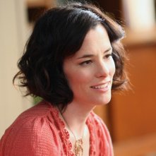 Parker Posey in una scena della nuova serie HBO Bored to Death