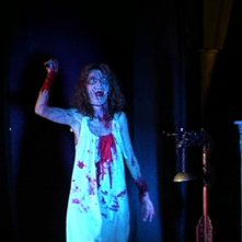 Stefania Casini in una agghiacciante scena del film Suspiria (1977)
