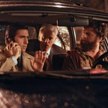Ted Danson, Zach Galifianakis e Jason Schwartzman in una scena della nuova serie HBO Bored to Death
