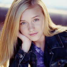 Una foto promo di Amanda Michalka per la serie tv The Guardian