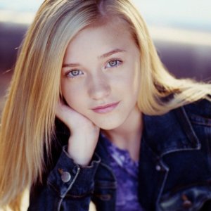 Una foto promo di Amanda Michalka per la serie tv The Guardian