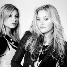 Wallpaper: le sorelle Alyson & Amanda Joy Michalka in un'immagine in bianco e nero