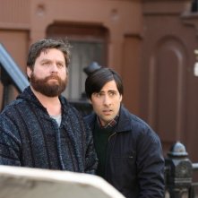 Zach Galifianakis e Jason Schwartzman in una scena della nuova serie HBO Bored to Death