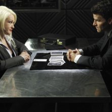 Cyndi Lauper e David Boreanaz in una scena della premiere della stagione 5 di Bones