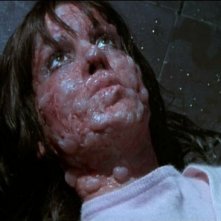 Giuliana Calandra orribilmente ustionata nella celebre sequenza della vasca del film Profondo Rosso (1975)