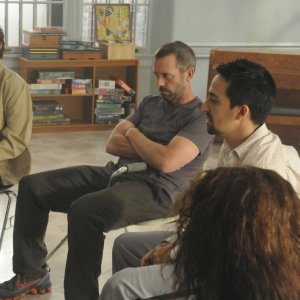 Hugh Laurie e Lin-Manuel Miranda in una scena della premiere della sesta stagione di Dr. House: Medical Division