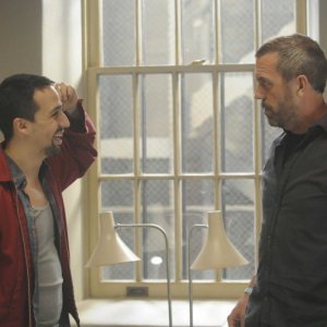 Hugh Laurie e Lin-Manuel Miranda in una scena di Broken dalla sesta stagione di Dr. House: Medical Division