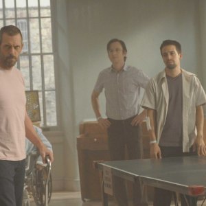 Hugh Laurie e Lin-Manuel Miranda in una scena di Broken della sesta stagione di Dr. House: Medical Division