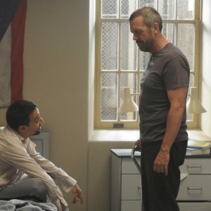 Hugh Laurie e Lin-Manuel Miranda in una scena tratta dalla premiere della sesta stagione di Dr. House: Medical Division