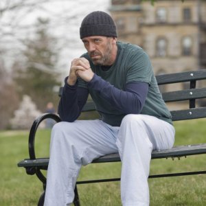 Hugh Laurie in una scena della premiere della stagione 6 di Dr. House: Medical Division