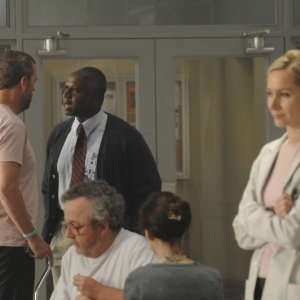 Hugh Laurie  in una scena di Broken, sesta stagione di Dr. House: Medical Division