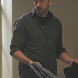 Hugh Laurie  in una scena di Broken dalla sesta stagione di Dr. House: Medical Division