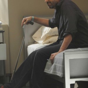 Hugh Laurie in una scena tratta dalla premiere della stagione 6 di Dr. House: Medical Division