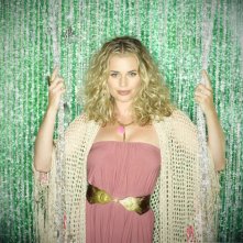 La bionda Rebecca Romijn nella serie televisiva Eastwick