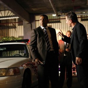 Tim Roth e Mekhi Phifer in una scena dell'episodio The Core of It di Lie to Me