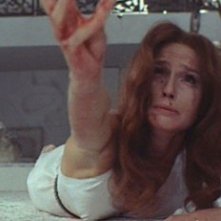 Eva Renzi nella scena iniziale del film L'uccello dalle piume di cristallo (1970)