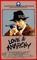 La locandina di Film d'amore e d'anarchia, ovvero stamattina alle 10 in via dei Fiori nella nota casa di tolleranza