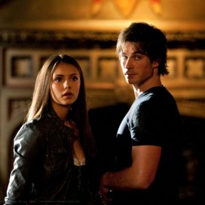 Nina Dobrev e Ian Somerhalder in un momento dell'episodio Night of the Comet di The Vampire Diaries