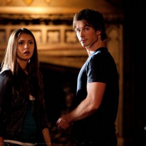 Nina Dobrev e Ian Somerhalder nell'episodio Night of the Comet di The Vampire Diaries